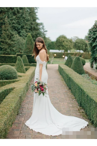 Robe de mariée sirène en dentelle avec décolleté épaule et traîne chapelle