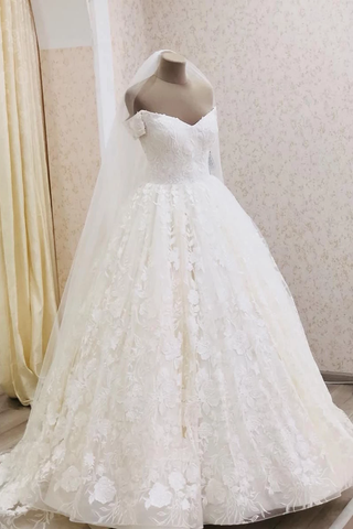 Robe de mariée avec appliques en dentelle à épaules dénudées