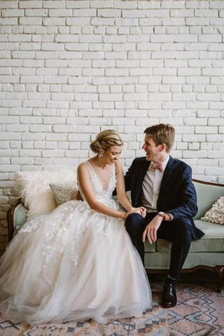 Une ligne robe de mariée de plage à col en V fleur à la main avec des perles