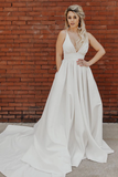 Robe de mariée blanche plissée simple et profonde avec train