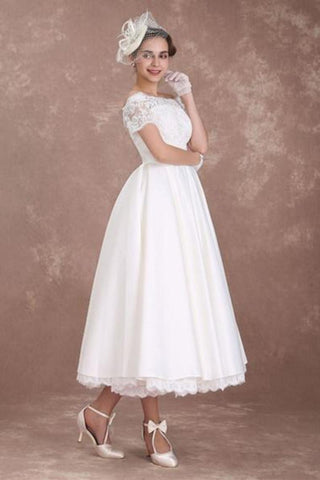 Robe de mariée blanche à manches courtes et une longueur de thé avec appliques