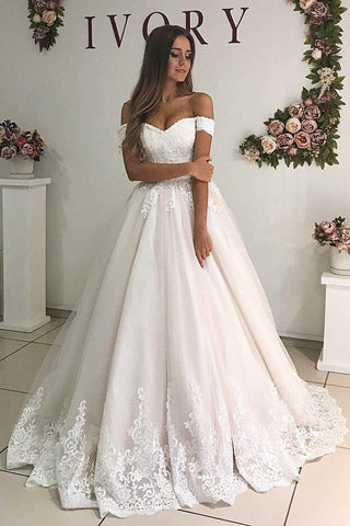 Robe de mariée à l'épaule avec appliques et train de balayage