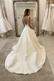 Robe de mariée longue en satin blanc à col en V profond et longue en dentelle