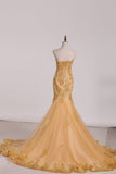 2024 Tulle sweetheart Mermaid / Trompette With Gold Applique Et Perles robes de soirée