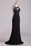 2024 Populaire noir Scoop gaine / colonne prom robes avec des perles et appliques