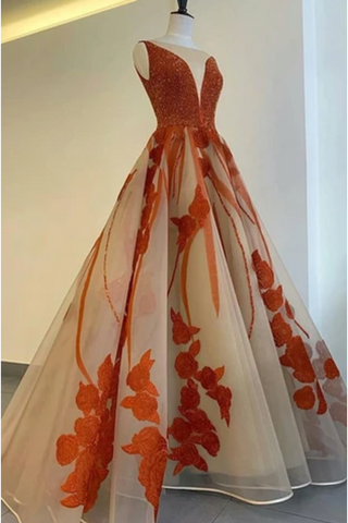 Une ligne de robes de bal en tulle col v avec perles et appliques