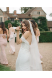 Robe de mariée sirène en dentelle avec décolleté épaule et traîne chapelle