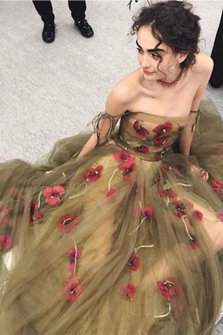 Robe de bal longue asymétrique avec fleurs en tulle