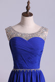 2024 Scoop robes de bal Une ligne plissés corsage en mousseline de soie avec des perles foncé Bleu Royal