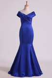 2024 Robes de bal de l&#39;épaule Satin Mermaid foncé Bleu Royal balayage train